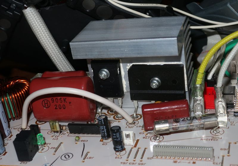 故障したパワー回路基板の様子